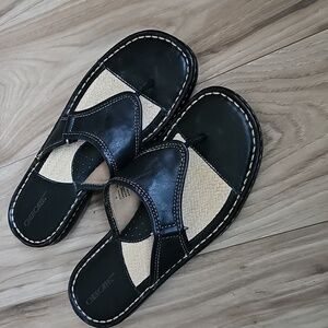 Cherokee Womens  Black Leather Thong Sandals Size 9.5